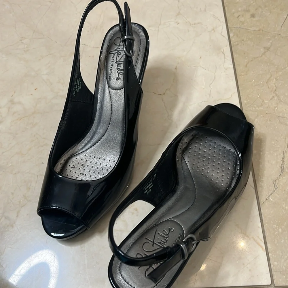 ⭐️ Life stride black sling-back heels- size 6.5 - Picture 9 of 10